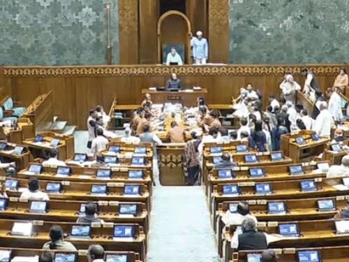 लोकसभेत 'हरदीप पुरी राजीनामा द्या'च्या घोषणा:गदारोळानंतर कामकाज थांबले; भाजपचा आरोप- राहुल गांधींना सत्ता मिळवण्यासाठी देशाचे विभाजन करायचे होते