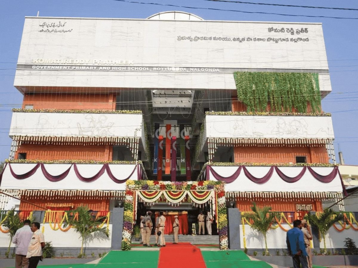 तेलंगणातील सरकारी शाळेत एआयने शिक्षण:105 जागांसाठी 3500 अर्ज आले; मंत्र्यांनी डिजिटल शाळेसाठी ट्रस्टकडून ₹8 कोटी दिले