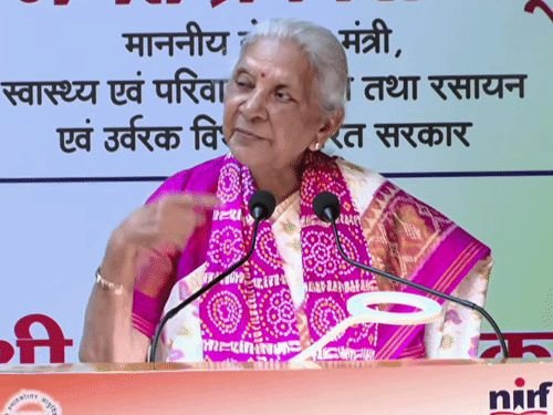 यूपीच्या राज्यपाल म्हणाल्या- 13 वर्षांच्या मुलींना वाचवा:याच वयात मासिक पाळी सुरू होते, खरे प्रेम असेल तर शिक्षण पूर्ण होईपर्यंत लग्नापासून दूर राहा