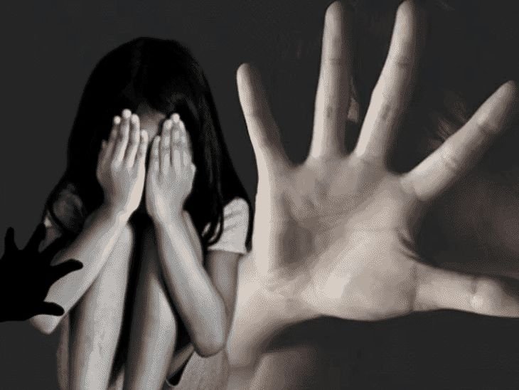 टीटीईकडून चालत्या ट्रेनमध्ये विद्यार्थिनीवर बलात्कार:गोरखपूरमध्ये सैन्य भरतीची तयारी करत होती, म्हणाली-सीटच्या बहाण्याने केबिनमध्ये घेऊन गेला