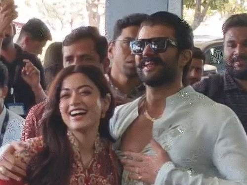 पहिल्यांदाच पतीसोबत दिसली 'पुष्पा'ची हीरोईन:उदयपूर विमानतळावर चाहत्यांना दिला फ्लाइंग किस, हैदराबादमध्ये होणार रिसेप्शन