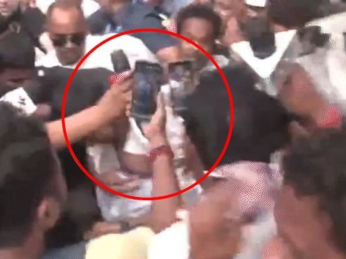 बंगालमध्ये अभिषेक बॅनर्जींना मारहाण:अंडी फेकली, शर्ट फाडले, चोर-चोरच्या घोषणा दिल्या, हेल्मेट घालून बाहेर काढले; भाजप कार्यकर्त्यांवर आरोप