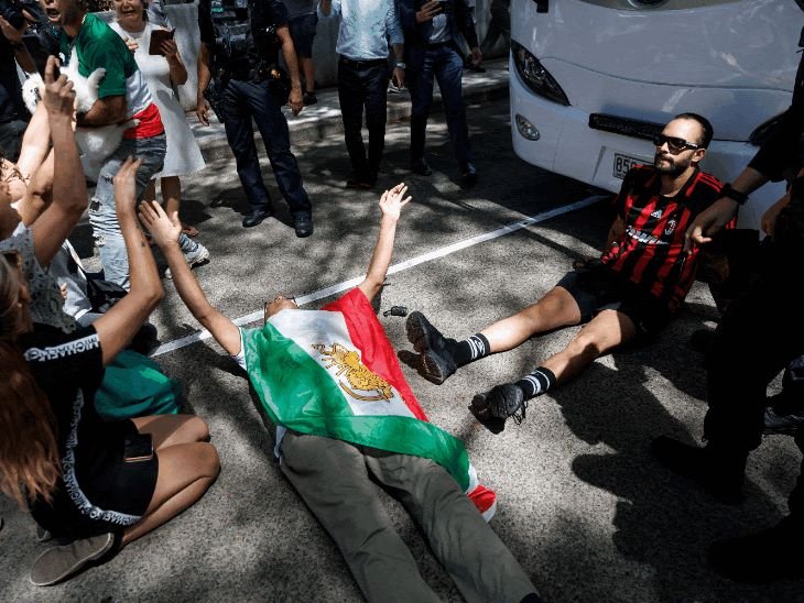 इराणच्या 5 महिला फुटबॉलपटूंना ऑस्ट्रेलियात आश्रय:राष्ट्रगीत न गायल्याने गद्दार म्हटले होते, इराण युद्धाचे 10 दिवस 35 फोटोंमध्ये पाहा