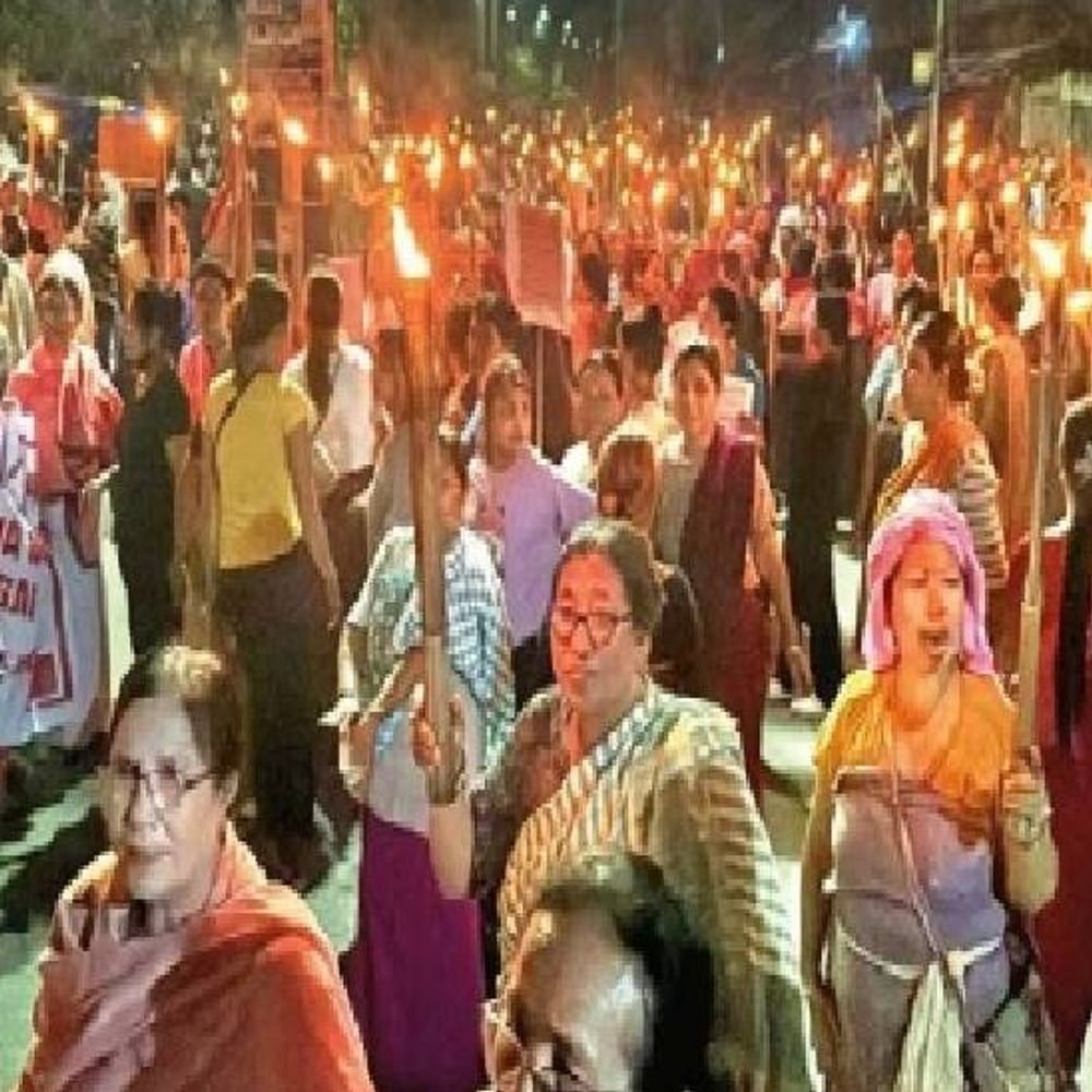मुलांच्या मृत्यूने मणिपूर पुन्हा धुमसले, न्यायासाठी एल्गार:इंफाळमध्ये कर्फ्यू मोडून महिला मशालींसह रस्त्यावर