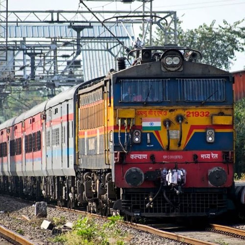 रत्नागिरी-दिवा पॅसेंजर ट्रेन दादरपर्यंत नेण्याची मागणी फेटाळली:खासदार रवींद्र वायकरांनी दिली माहिती; कोकण रेल्वेचा मार्गही बदलणार