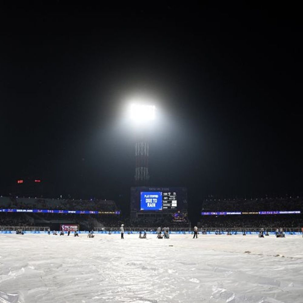 IPL- KKR vs RCB; पावसामुळे थांबला सामना:KKR 25/2; ॲलन 6, ग्रीन 4 धावांवर बाद, दोन्ही विकेट बार्टलेटने घेतल्या