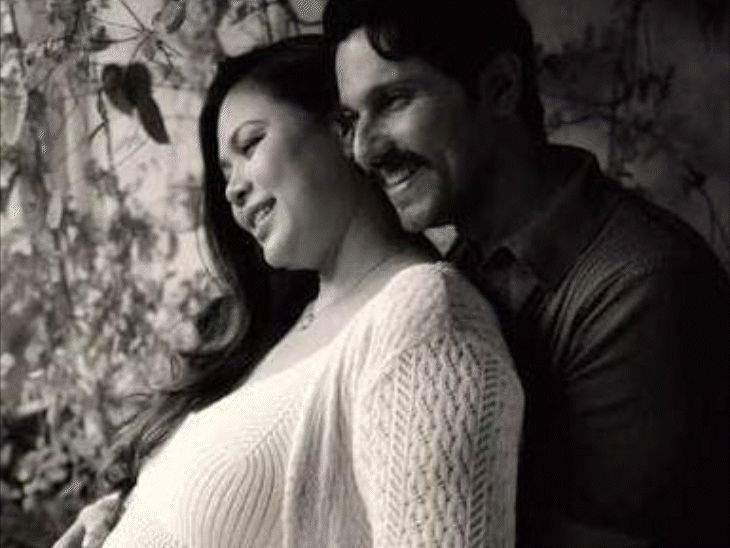 रणदीप हुड्डा आणि लिन लैशरामचे मॅटर्निटी फोटोशूट:लिन बेबी बंप फ्लाँट करताना दिसली, फोटोंमध्ये जोडप्याची रोमँटिक शैली दिसली