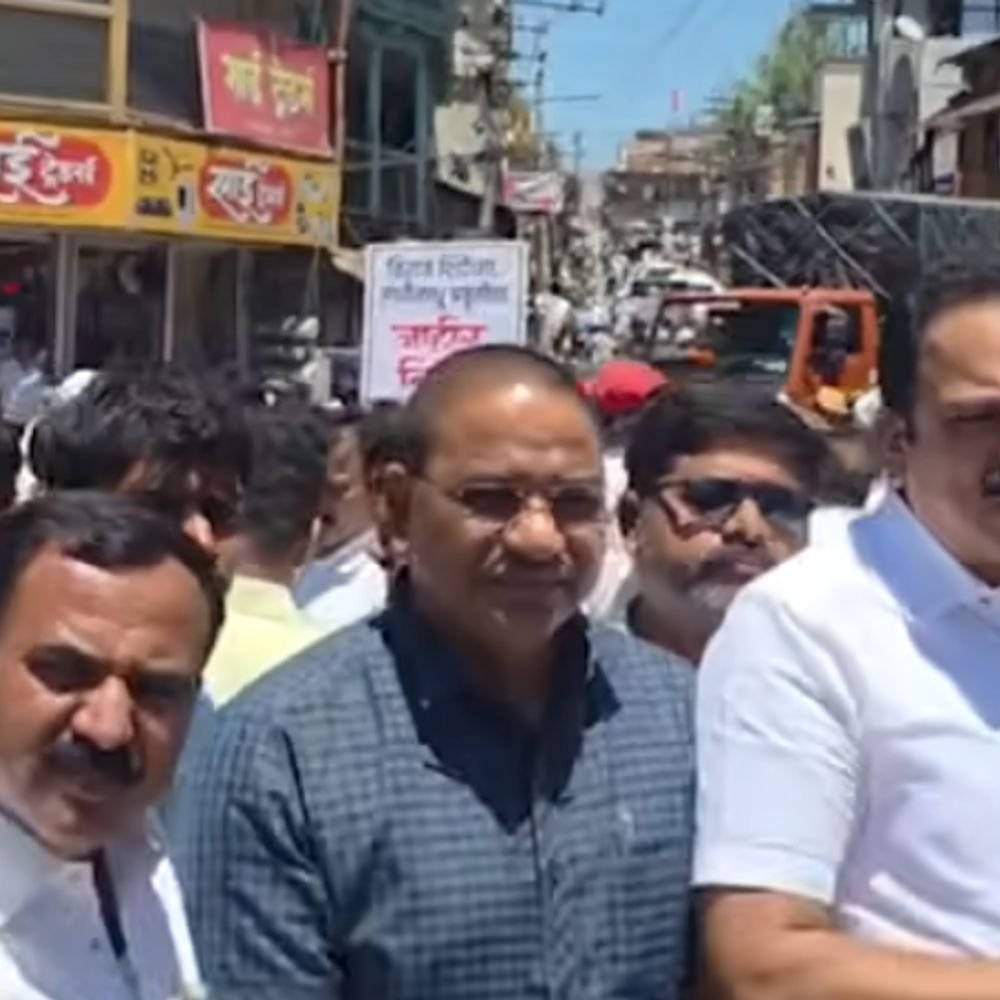 ​वाईत गद्दारीचा निषेध:विराज शिंदेंच्या विरोधात राष्ट्रवादीचा विराट मोर्चा, पुतळ्याचे जोडे मारून दहन