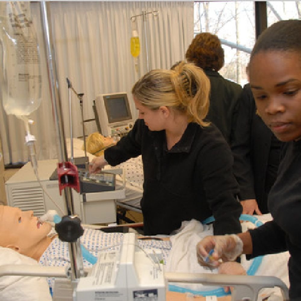 रुग्ण व्हर्च्युअल, उपचार खरा; डॉक्टरांना बारकावे शिकवत आहेत ‘पुतळे’:नाडी चालणार, रक्त वाहणार, औषध देण्यात चूक झाल्यास सुधारण्याचा सल्लाही