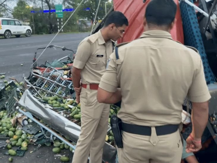 आग्रा-मुंबई महामार्गावर रात्री 3 वाजता वाहतूक कोंडी सुटली:बस-ट्रकमध्ये 11 तास लोक अडकले; आंबे घेऊन जाणारा आयशर उलटला