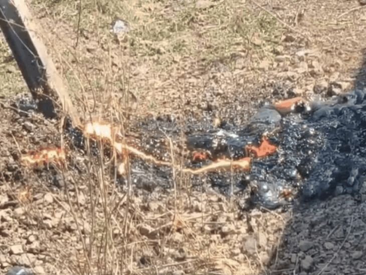 जालन्यात जमिनीतून 'लाव्हा'सदृश गरम पदार्थ बाहेर:राजपूत वाडी परिसरात घबराट, विद्युत खांबाजवळील घटनेने खळबळ