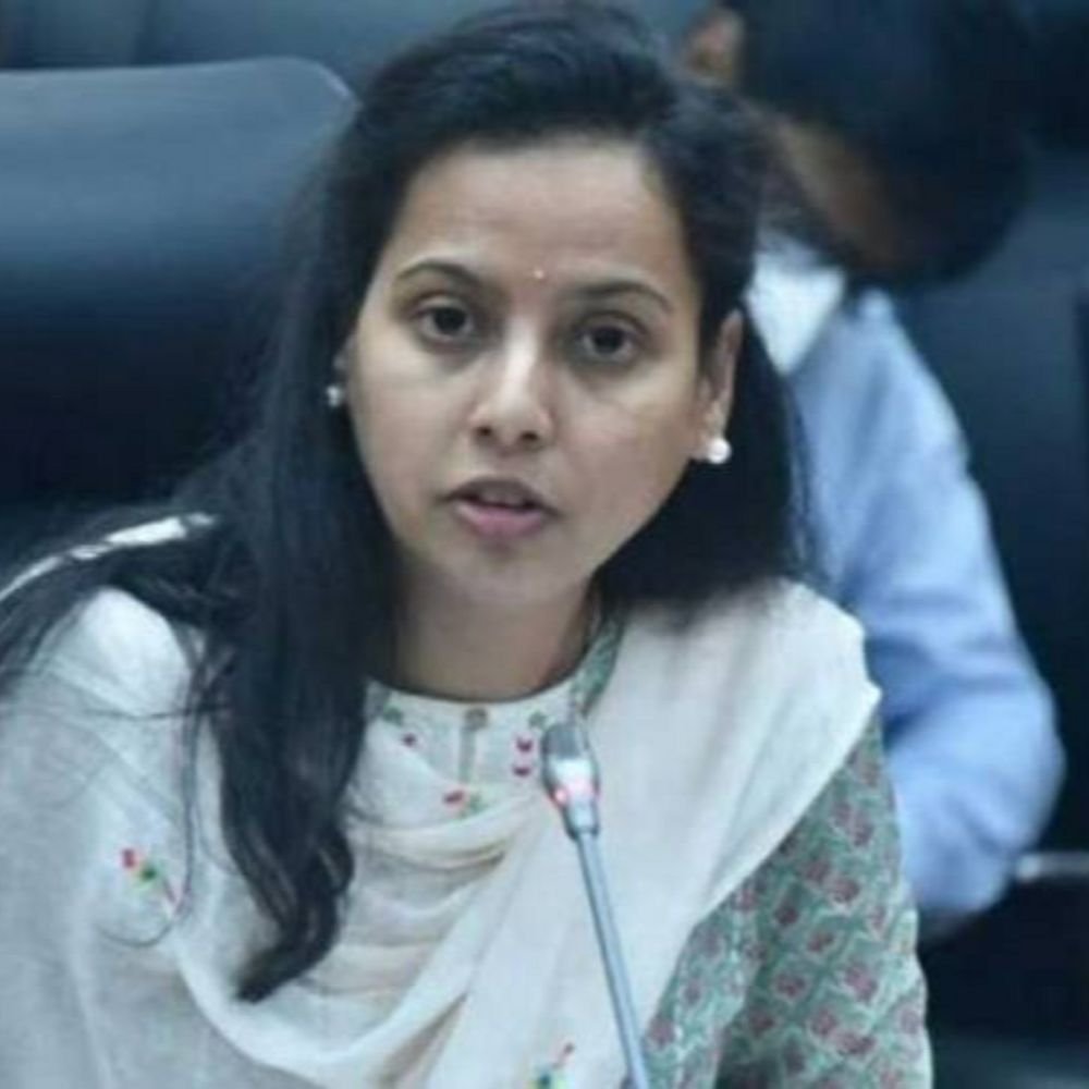 बॅनरवरून आमची निष्ठा ठरू नये:अजितदादा आणि सुनेत्रा काकींचे स्थान अढळ, दिलगिरी व्यक्त करत अदिती तटकरेंचा विरोधकांना टोला