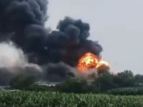 LPG टँकर टोलला धडकला, स्फोटानंतर आग लागली:कौशांबीमध्ये 5 कर्मचारी भाजले, रस्त्याच्या कडेला तडफडत राहिले; 2 किमी दूरून ज्वाळा दिसल्या