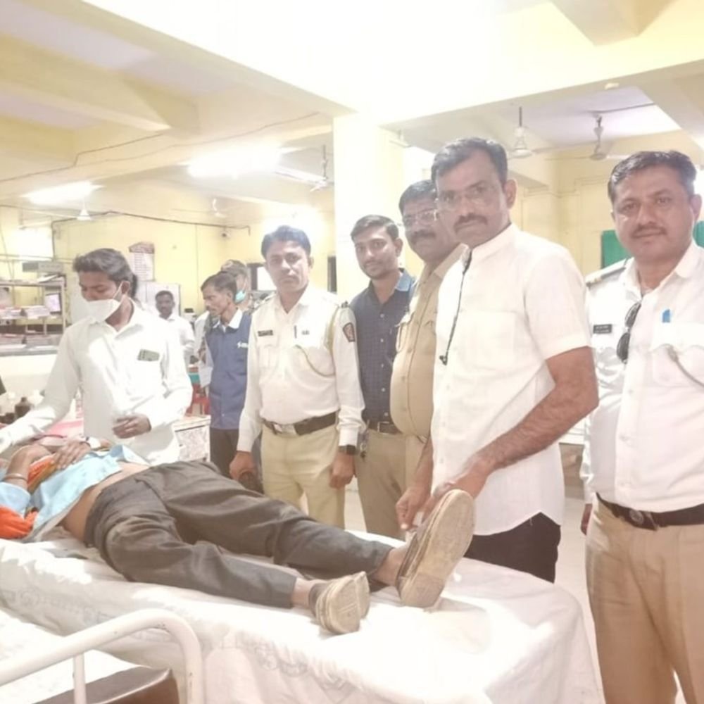 वाहतूक पोलिसांच्या दक्षतेने व्यक्तीला जीवदान:हिंगोलीच्या गांधी चौकात बेशुद्धावस्थेत आढळलेल्या व्यक्तीला तातडीने रुग्णालयात हलवले