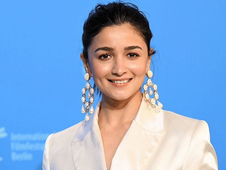 आलिया भट्ट सोशल मीडिया खाते डिलीट करू इच्छिते:म्हणाली-अनेकदा मन करते, पण असे केल्याने चाहत्यांशी संपर्क तुटून जाईल