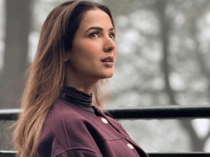 इराण-इस्रायल युद्धामुळे दुबईत अडकलेली सोनल चौहान भारतात परतली:पंतप्रधान मोदींकडे मागितली होती मदत; म्हणाल्या- युद्ध समस्येचे समाधान नाही, ईशा गुप्ताही परतली