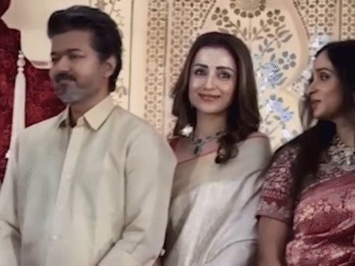 विजय यांच्या शपथविधीत हजर तृषावर संतापली गायिका:म्हणाली- घटस्फोटाशिवाय एकत्र फिरत आहेत, विचार करा पत्नी आणि मुलांची मानसिक स्थिती कशी असेल