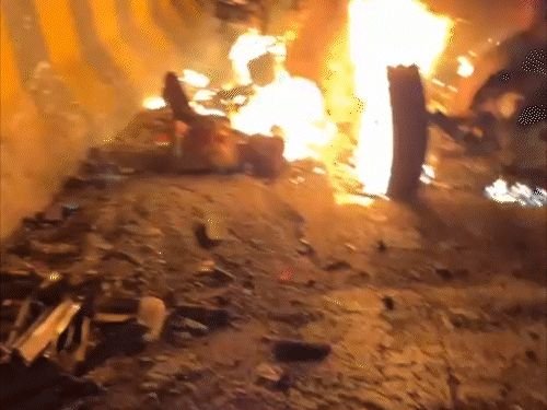 यूपी- मिर्झापूरमध्ये रस्ते अपघात, 8 जिवंत जळाले:ट्रकच्या धडकेने बोलेरो ट्रॉलीला धडकली आणि आग लागली, मैहर देवीच्या दर्शनाहून परत येत होते