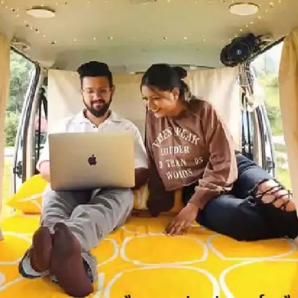 व्हॅन लाइफचा ट्रेंड:200 पेक्षा जास्त व्हॅन लाइफ क्रिएटर्स; काही डोंगरांमध्ये राहत आहेत, काही समुद्रकिनाऱ्यावर