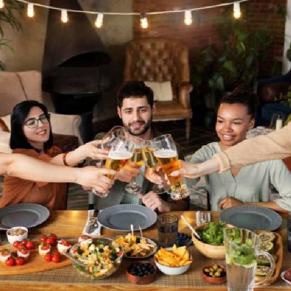 जेवणाच्या पद्धतीत बदल:संध्याकाळी 6:44 वाजता रात्रीचे जेवण, 18% लोकांना सोफ्यावर जेवण करणे पसंत; 31 देशांतील 31 हजार लोकांवर सर्वेक्षण