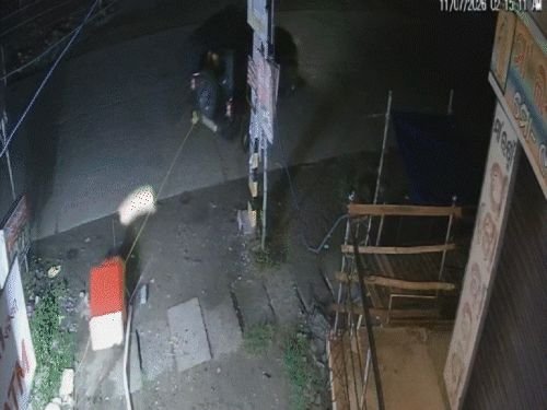 ओडिशामध्ये एटीएमला थारने बांधून उपटले, व्हिडिओ:ओढतांना दोरी तुटली, 3 चोरांना मिळून मशीन उचलता आली नाही; पैसे न काढताच पळून गेले