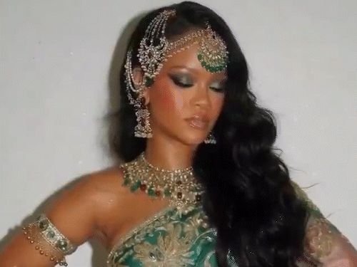 भारतीय साडीत दिसली पॉप सिंगर रिहाना:मुंबई ट्रिपनंतर हिरवी-गुलाबी साडी आणि जड दागिन्यांमध्ये पोज दिल्या