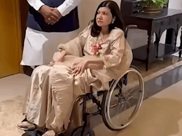 अलका याज्ञिक व्हीलचेअरवर पद्म पुरस्कार सोहळ्यात पोहोचल्या होत्या:आरोग्यावर प्रश्न उपस्थित झाल्यावर स्पष्टीकरण दिले, म्हटले- रिकव्हरी सुरू आहे, मी थकून गेले होते