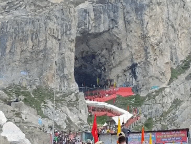 अमरनाथ यात्रेसाठी 3.6 लाखांहून अधिक नोंदणी:3 जुलैपासून 57 दिवसांची यात्रा सुरू होईल; मार्गांवर अजूनही 12 फुटांपर्यंत बर्फ