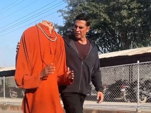 डोके नसलेल्या भूतासोबत अक्षय कुमारचा व्हिडिओ व्हायरल:सरकटेसोबत अभिनेत्याचा हास्यकल्लोळ, प्रश्न: भूतं खरंच असतात का?