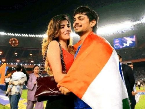 ईशान किशनच्या गर्लफ्रेंडने शेअर केले अनस्क्रिप्टेड मोमेंट्स:ट्रॉफीसोबत दिसली, वेगवेगळ्या अँगलने फोटो शूट केले, पाहा फोटो