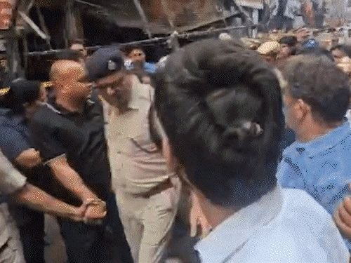 दिल्ली अग्निकांड शोकसभेत भाजप-आप कार्यकर्ते भिडले:धक्काधक्की झाली, खुर्च्या फेकल्या; केजरीवाल म्हणाले- मला पीडितांना भेटू दिले नाही