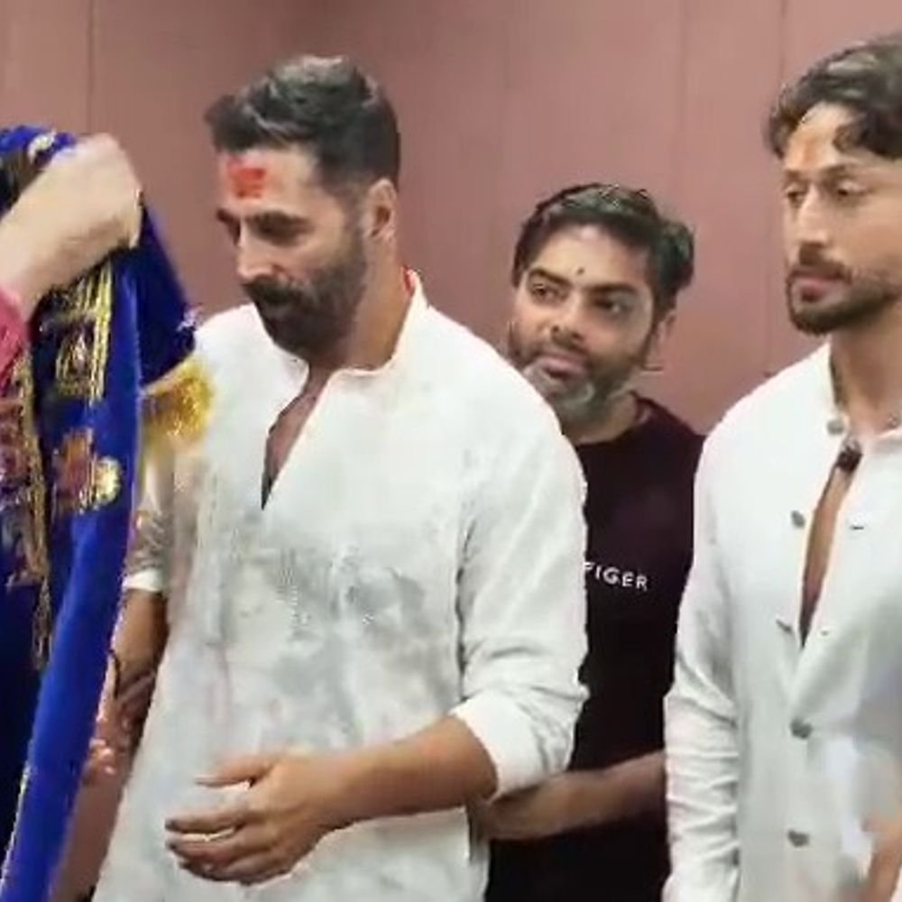 महाकालच्या दरबारात अक्षय-टायगर:नंदीच्या कानात सांगितली मनोकामना, म्हणाला- देशाच्या प्रगतीची कामना केली; डिंपल कपाडियाही सोबत होत्या