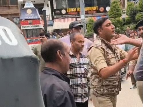 हिमाचलमध्ये राजस्थानच्या पर्यटकाला ₹7500 चा दंड:चालत्या गाडीच्या छतावर स्टंटबाजी करत होते, मनाली पोलिसांशी वाद