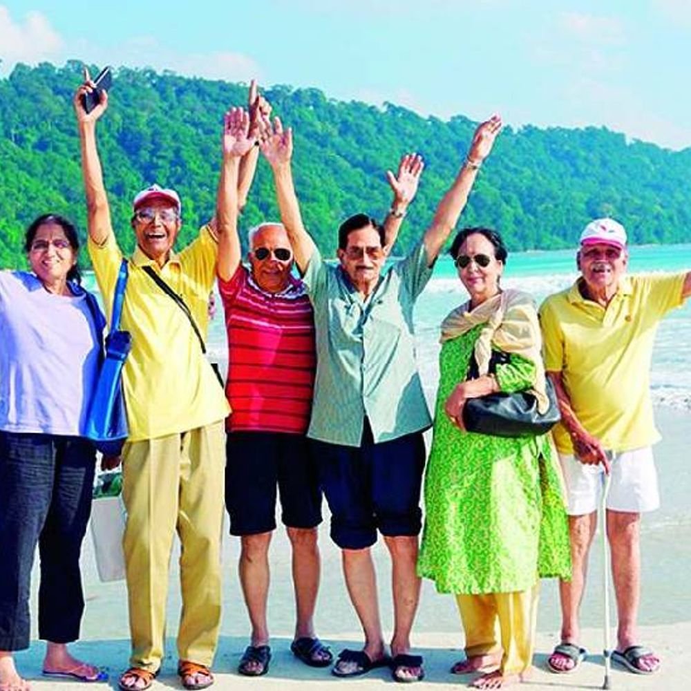 ज्येष्ठ नागरिक वाढवताहेत ‘सिल्वर ट्रॅव्हल इकॉनॉमी’:आता फक्त तीर्थयात्रा नाही, ज्येष्ठांना आवडत आहे लक्झरी हॉलिडे; 20 हजार कोटींची झाली बाजारपेठ
