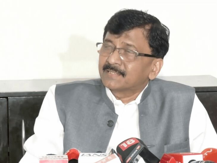 न्यायालयावर दबाव आणण्याचा मोदींचा प्रयत्न:फुटीर खासदारांना भेटणं हा गुन्हा; संजय राऊतांचा पंतप्रधान मोदींवर गंभीर आरोप