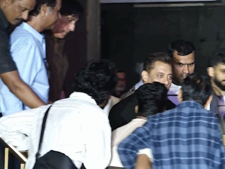 सलमान खानला पापाराझींनी घेरले:नाराजीवर म्हणाला- सॉरी भाईजान, मग अभिनेत्याने पोज दिली, आधी म्हटले होते- असे शंभर जाळेन
