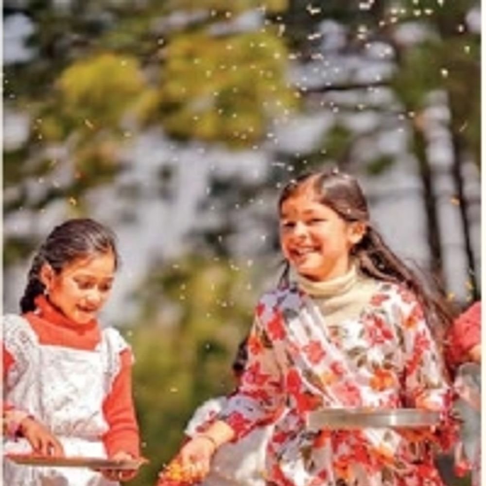 भारताच्या लोकपरंपरांतून शिका आनंदी राहण्याचे सूत्र:आनंदाचे सूत्र आपल्या संस्कृतीत; उत्तराखंडचा फुलदेई उत्सव ते केरळमधील नौका शर्यतीपर्यंत, या परंपरा जगणे शिकवतात