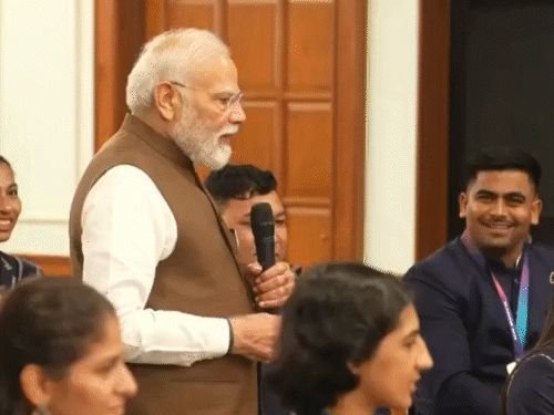 मोदी म्हणाले- मीराबाईचे अश्रू गोल्ड मेडलसारखे वाटले:हरियाणाची सीमा म्हणाली- मैत्रिणी विचारायच्या पंतप्रधानांना भेटलीस का, आता सांगेन की भेटले