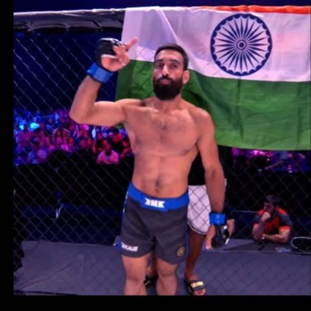 पुलवामाचा ओवैस बल्गेरियात MMA चॅम्पियन बनला:घर चालवण्यासाठी केटरिंगचे काम केले, सफरचंद तोडले; आता अकादमीत तरुणांना प्रशिक्षण देतोय