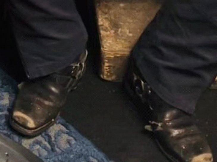 कार्यक्रमात फाटलेले बूट घालून पोहोचला सलमान:लोकांनी साधेपणाचे कौतुक केले; नंतर कळले की हे लाखो रुपयांचे लक्झरी शूज आहेत