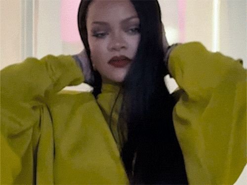 मुंबईत फेंटी ब्युटीच्या कार्यक्रमात सहभागी झाली रिहाना:गायिकेने हिंदीमध्ये आभार मानले, ईशा अंबानीसोबत फोटो क्लिक केला