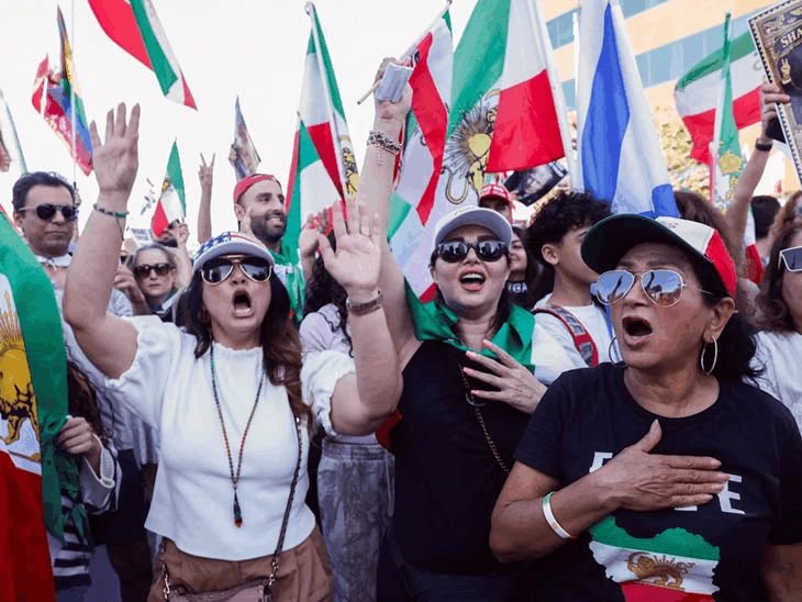 अमेरिका-इस्त्रायलचे इराणशी युद्ध, 30 फोटो:इराणमध्ये खामेनी यांच्या मृत्यूनंतर रडणाऱ्या महिला, सरकारी इमारती उद्ध्वस्त; वॉशिंग्टनमध्ये जल्लोष