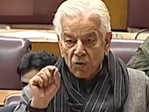 पाकिस्तानी संरक्षण मंत्री म्हणाले- अमेरिकेने आमचा वापर केला:काम झाल्यावर टॉयलेट पेपरसारखे फेकून दिले; साथ देण्याची किंमत आजही मोजत आहोत