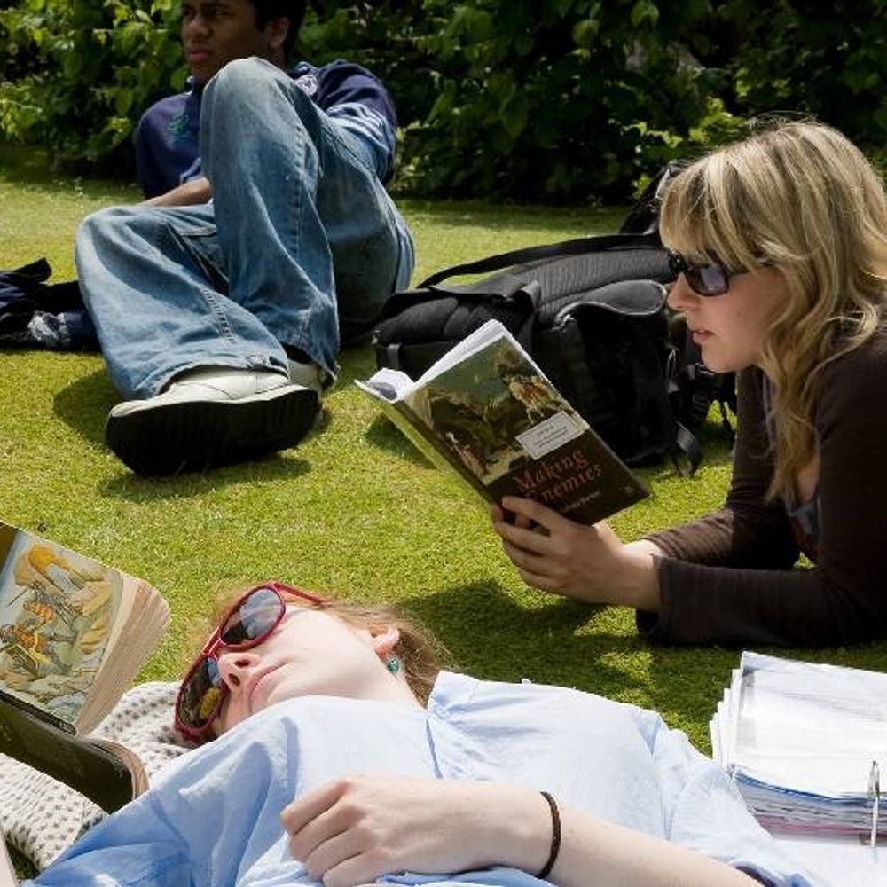 रीडिंग रिट्रीटचा ट्रेंड; पुस्तके वाचणे आता क्लबसारखी प्रथा:अमेरिका-ब्रिटनमध्ये रिट्रीट व बुक क्लब लोकप्रिय, 93 हजार ते 1.6 लाखांपर्यंत खर्च करत आहेत