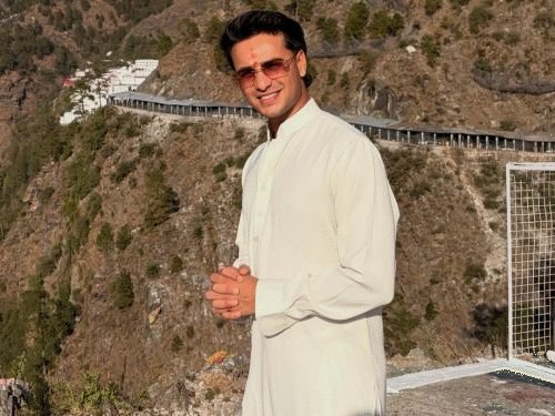 अभिषेक शर्मा टी-20 विश्वचषक जिंकल्यानंतर वैष्णोदेवीला पोहोचला:फोटो शेअर केले, अंतिम फेरीत 52 धावांची खेळी केली होती