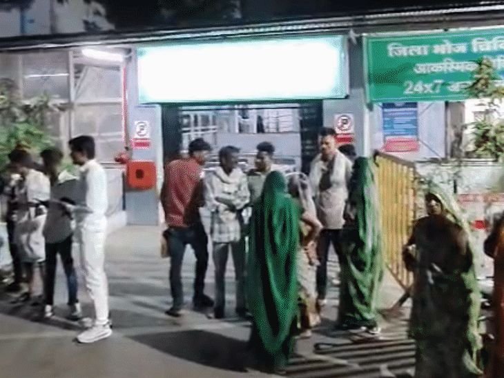 MPच्या धारमध्ये पिकअप उलटून 12 ठार:स्कॉर्पिओलाही धडक दिली; मृतांमध्ये दोन मुलांचा समावेश, 10 जखमी इंदूरला रेफर