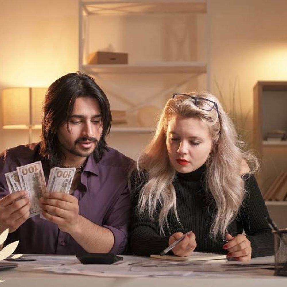 नातेसंबंधात खर्चावर बोलणे टाळणे चुकीचे:मनासोबत 'मनी'वरही बोला, यावर मौनामुळे नातेसंबंध पोकळ होऊ शकतात, खर्चांवर चर्चेने विश्वास वाढतो