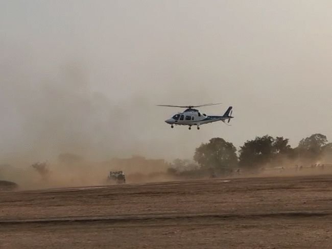 एमपीच्या मुख्यमंत्र्यांचे हेलिकॉप्टर हवेत डगमगले, व्हिडिओ:टेकऑफनंतर मागे सरकले, काही वेळ हवेत थांबल्यानंतर उड्डाण केले