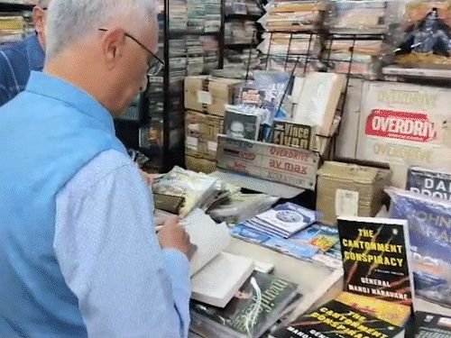 नरवणे म्हणाले- आता फक्त फिक्शन लिहीन:कादंबरी 'द कंटेनमेंट कॉन्सपिरेसी' मध्ये एनडीएतून बाहेर पडलेल्या तरुण अधिकाऱ्यांची कथा; वादग्रस्त आत्मचरित्रावर भाष्य केले नाही