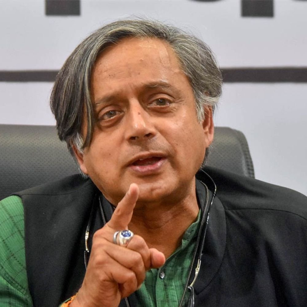 थरूर म्हणाले- पासपोर्टवरील सरकारचे निर्णय निरर्थक:यामुळे जनतेत संभ्रम निर्माण होतोय; पासपोर्ट व आधार कार्ड नागरिकत्वाचा पुरावा मानले जावेत